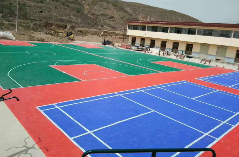 多个篮球场与羽毛球铺设悬浮地板
