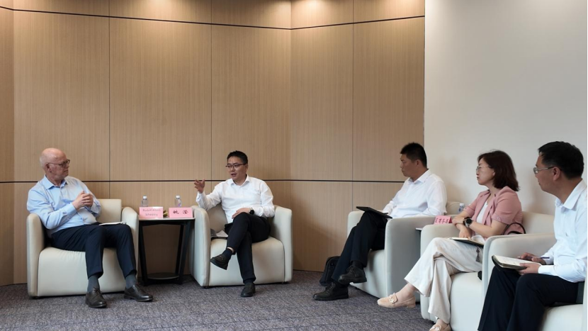 Delegation Led by Rudolf Scharping Visits Zhonglou District for Exchange and Cooperation