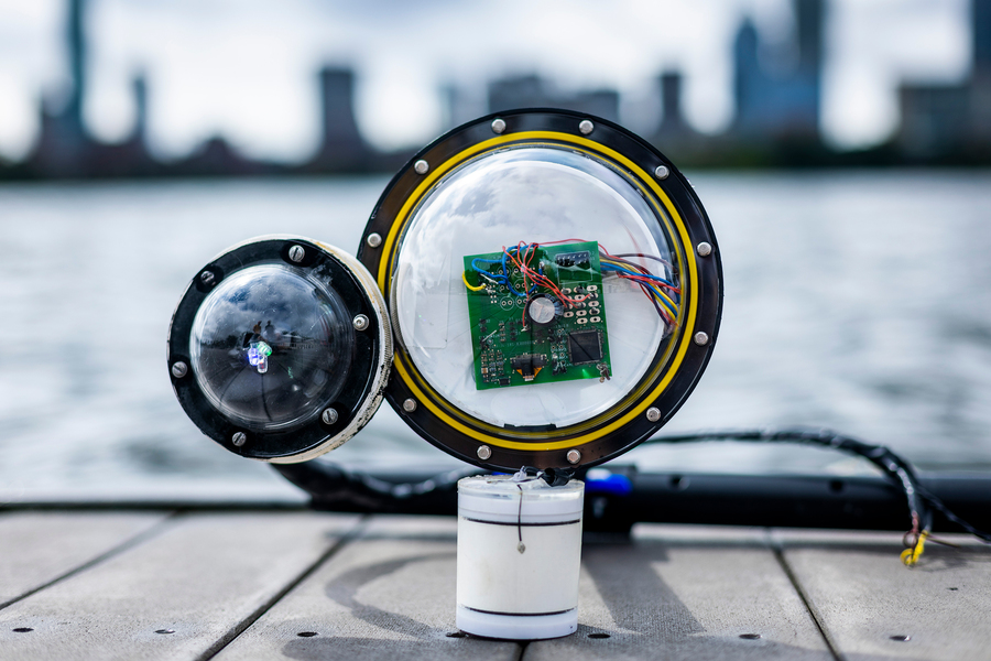 麻省理工学院的工程师制造了一种无电池的无线水下相机