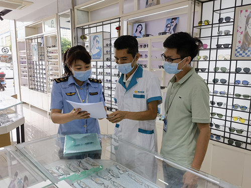 海口市市场监督管理局秀英分局开展规范装饰性彩色隐形眼镜经营行为专项整治行动