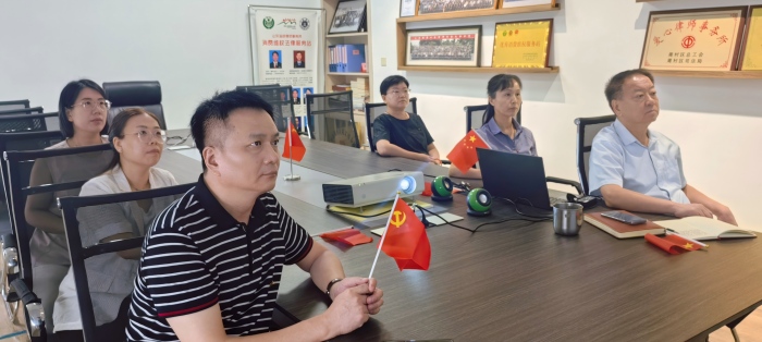 淄明律所党支部组织律师观看抗战胜利80周年阅兵，凝聚爱国力量