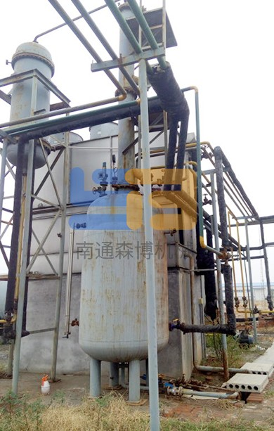 Alcohol recovery distillation tower, evaporative condenser