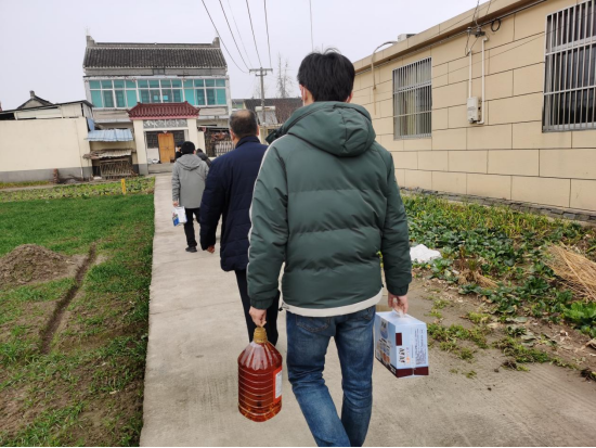 嚴冬送暖，歲末不寒 泰通公交走訪慰問困難學生