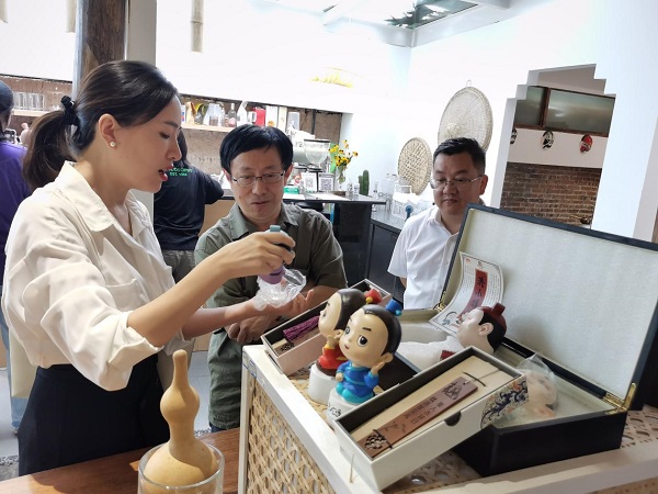 成都锦城学院教授、知名美学家范藻一行到射洪市调研考察