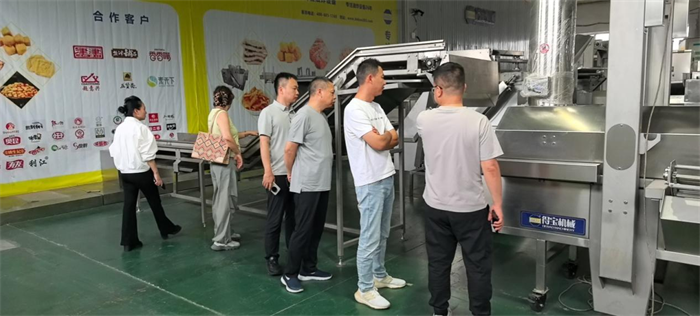 河南新乡客户来得宝公司考察油炸生产线技术工艺