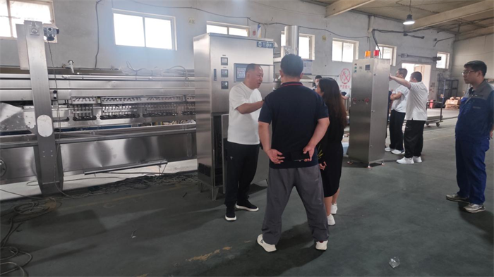 客户来访得宝公司考察油炸流水线工艺技术