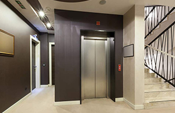 它是负责打开和关闭电梯轿厢门的组件.