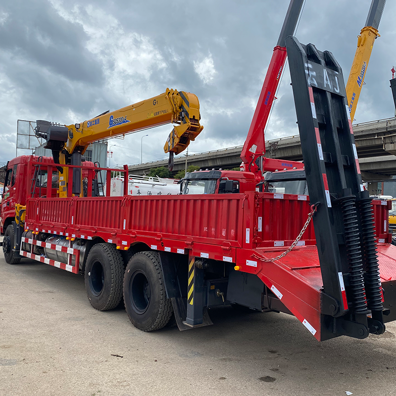 因为有些卡友购买随车吊是采用先购买底盘,再去改装厂安装上装的方式