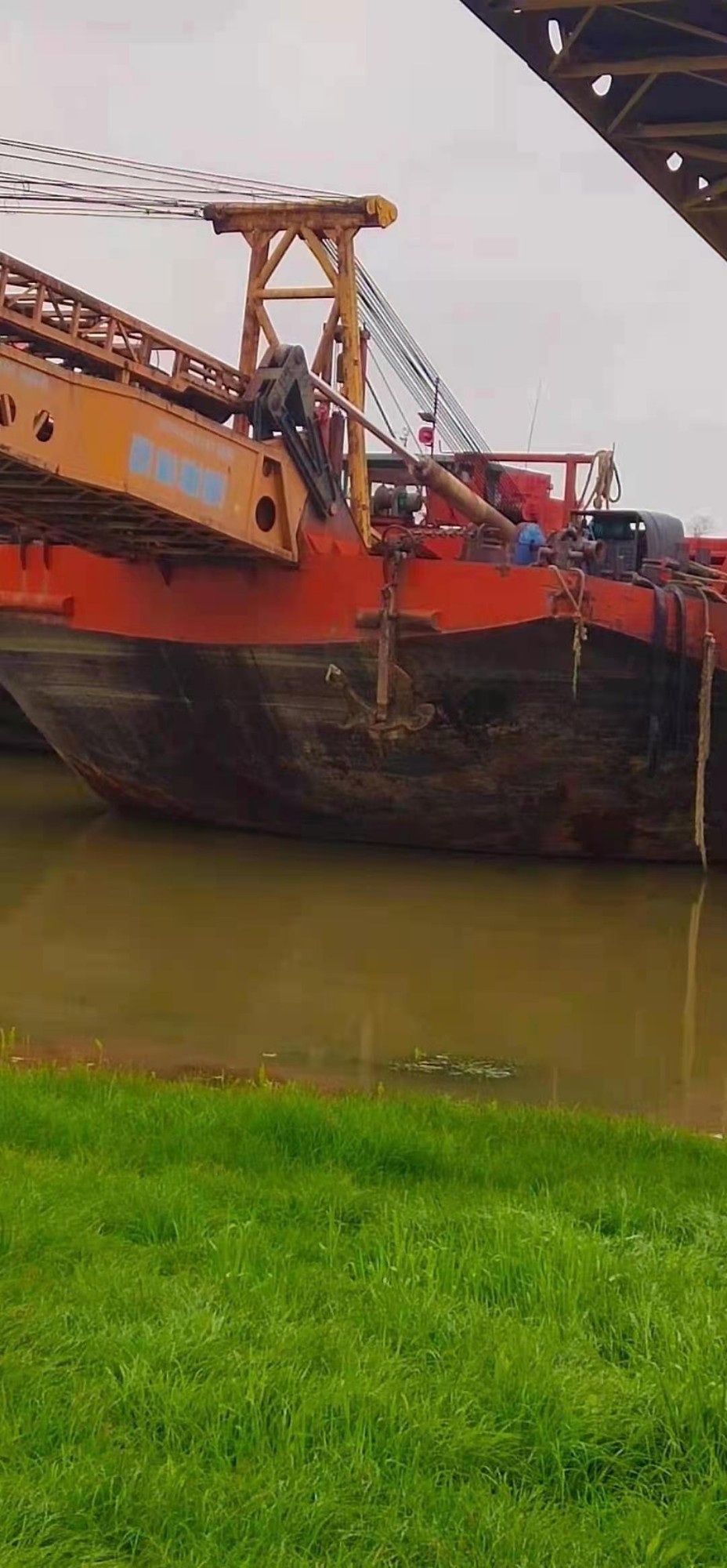 还有实施方式下面将结合本发明实施例中的附图,对本自卸沙船发明实施