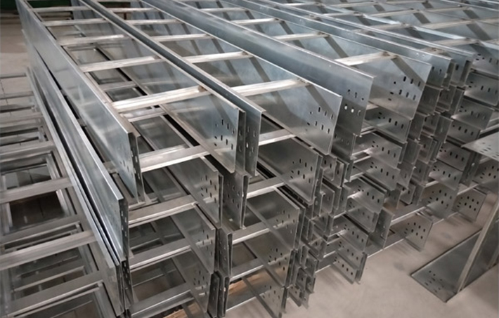 显着的优点,不论厂区骨干线路或某个设备内的配线,均可选用电缆桥架