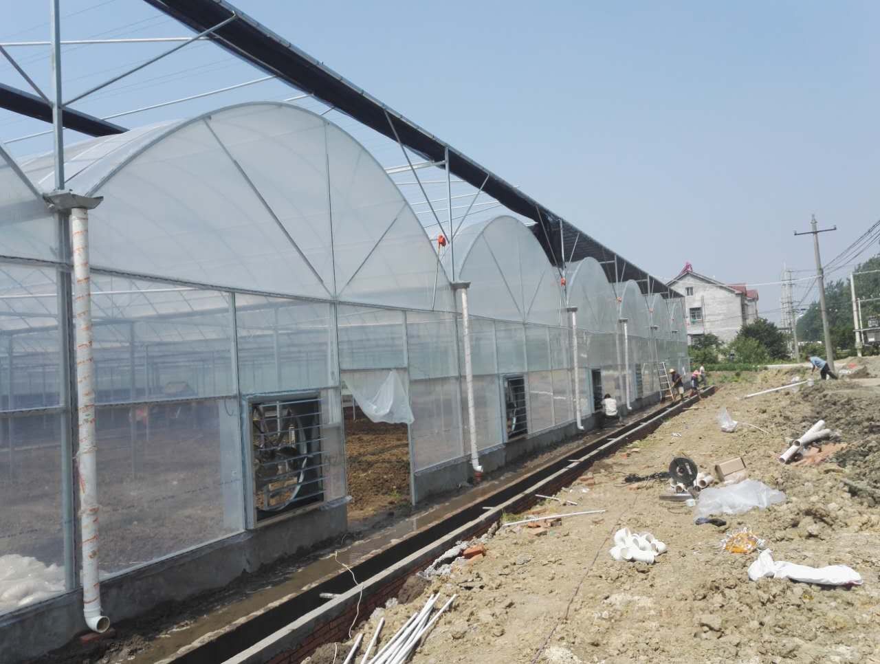 其实,温室大棚建设不是越大越好,更大的棚体意味着更高的造价和更多的