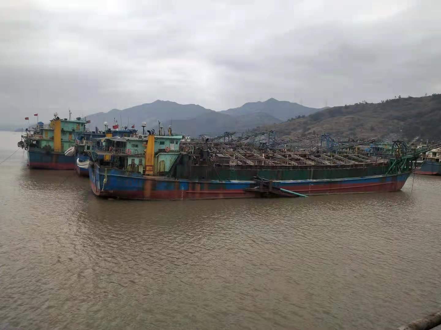 在美丽的湘江长沙段看到,停泊在岸边的一艘运砂船,其自卸沙船皮带机长