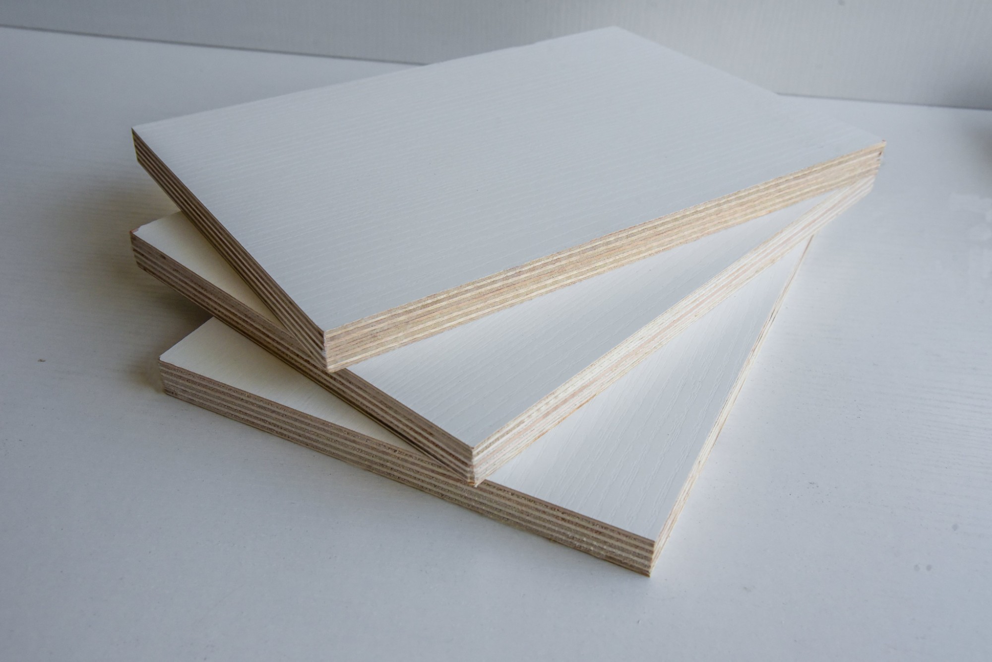 随着人们对家具产品的需求越来越大,也带动了原材料之的生态板市场的