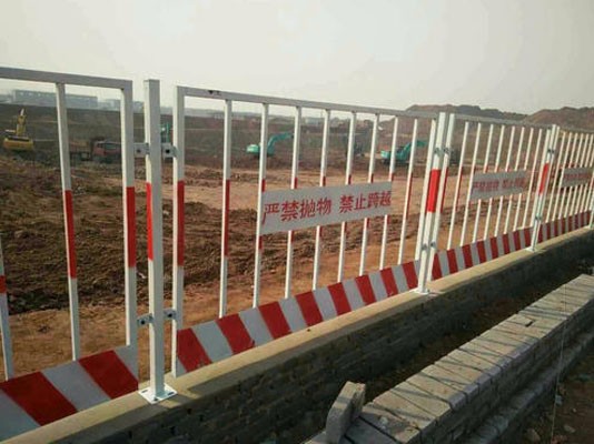 围栏,基坑护栏等,主要由电焊连接而成,可用于各种工程施工的临时保护