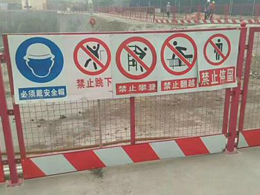 4.护栏上设置安全警示标语,警示灯等.